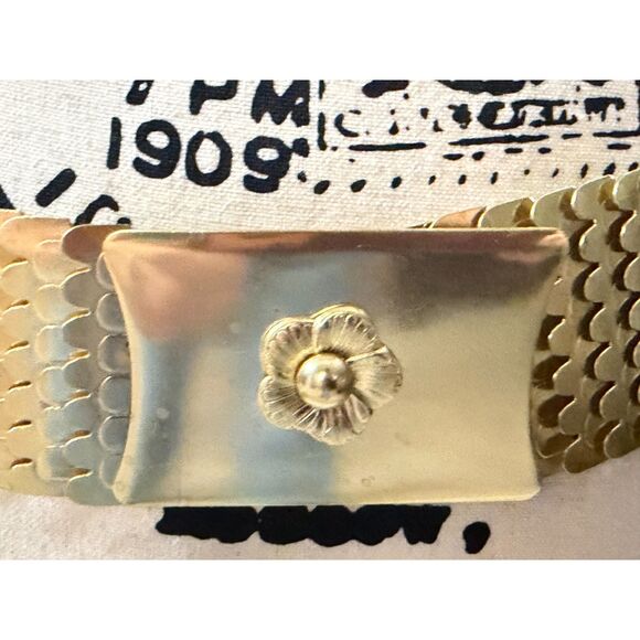 Vtg. 1970s Gold-Tone Stretch Belt Made in Hong Kong Floral Clasp Scalloped Links - Picture 2 of 8